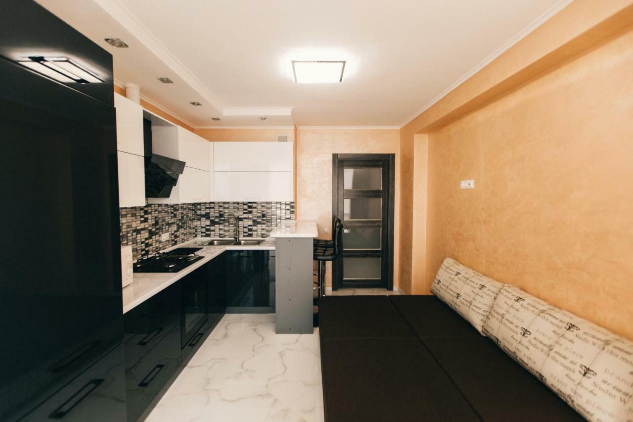 Oazis Apartments Černivci Esterno foto